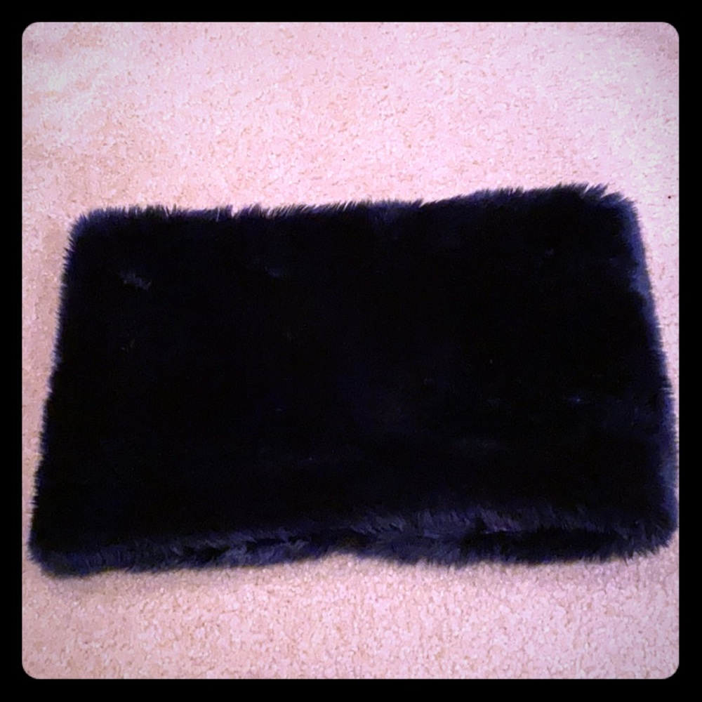 Navy faux fur snood